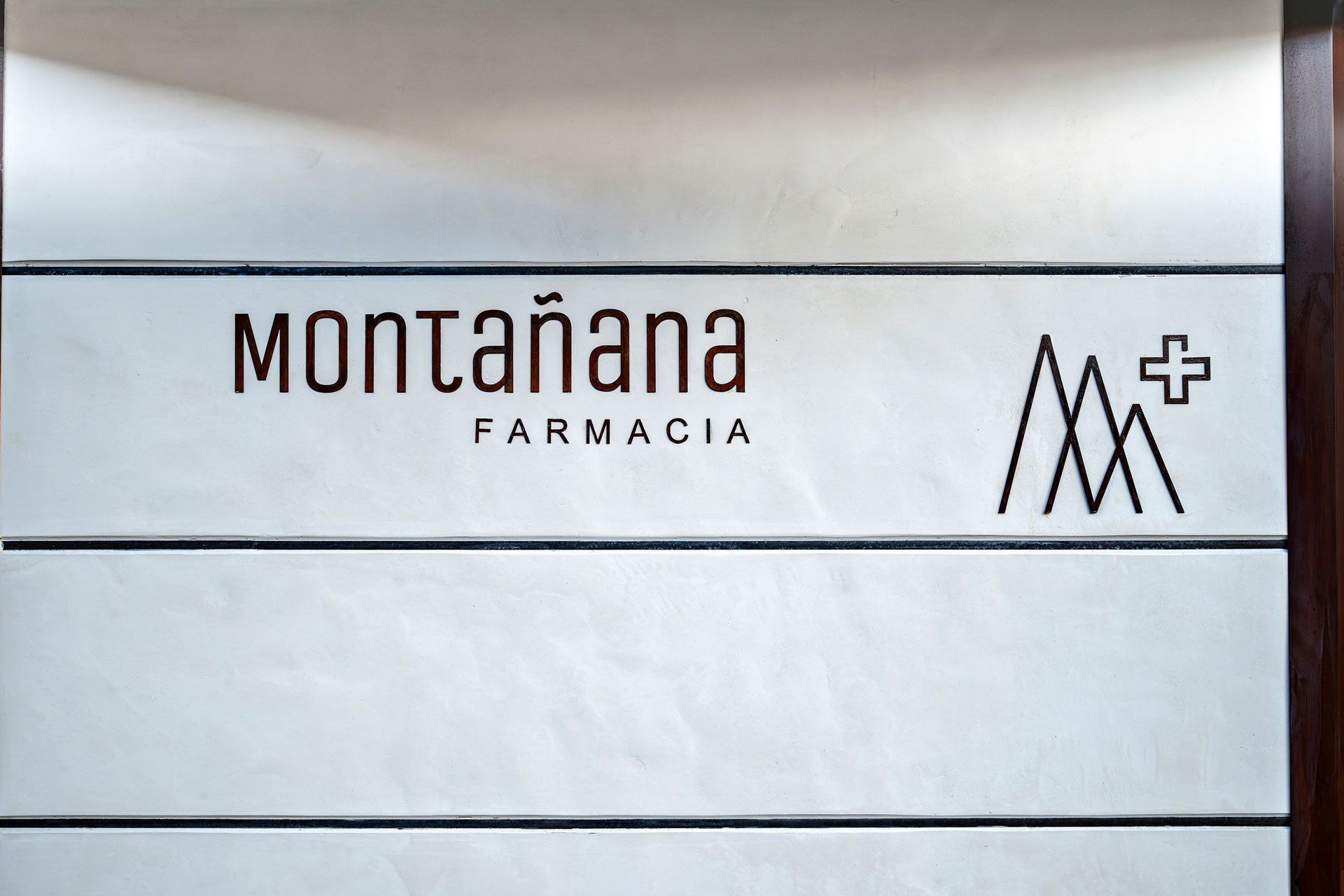 Farmacia Montañana by NEGRE+BOBO