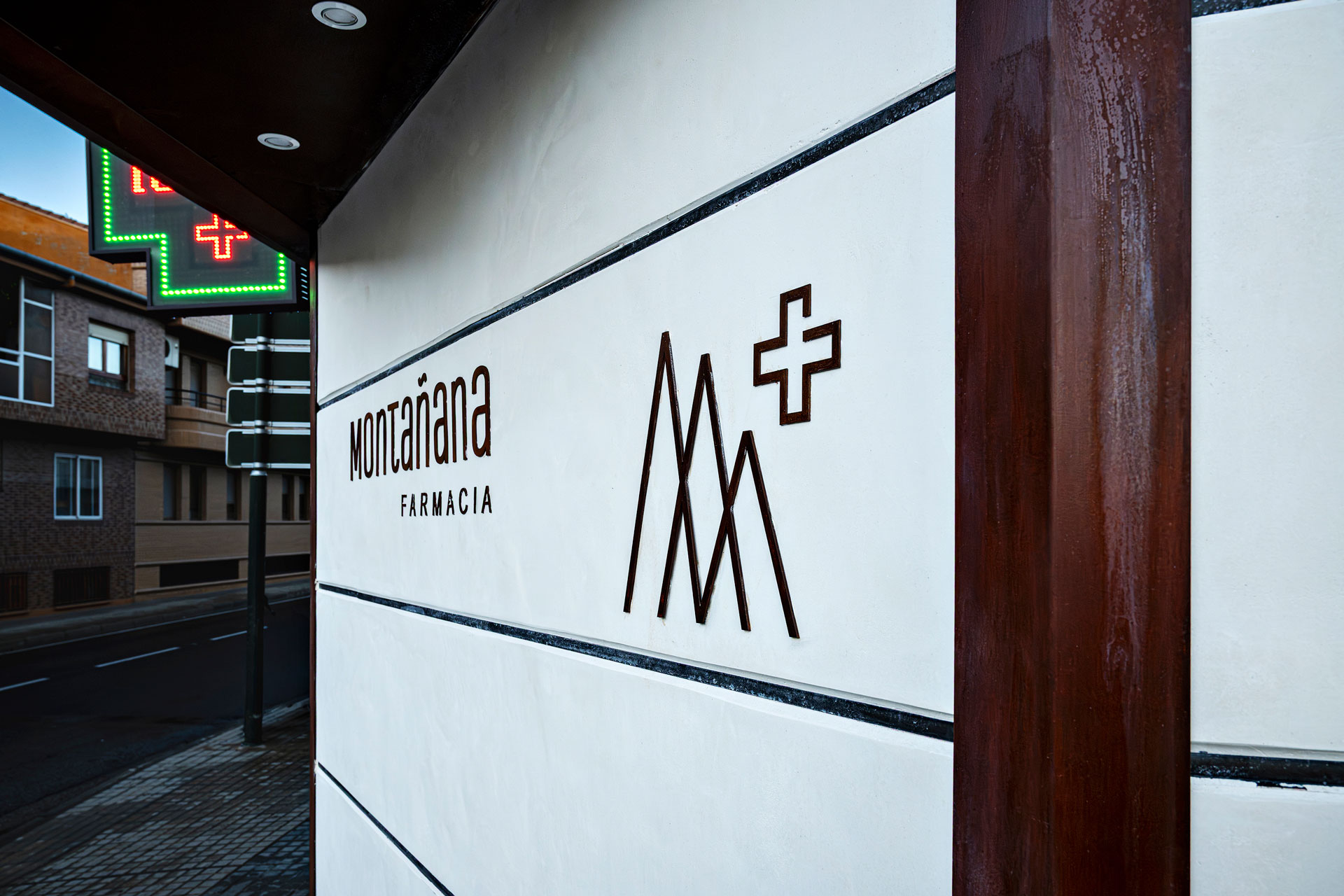 Farmacia Montañana by NEGRE+BOBO