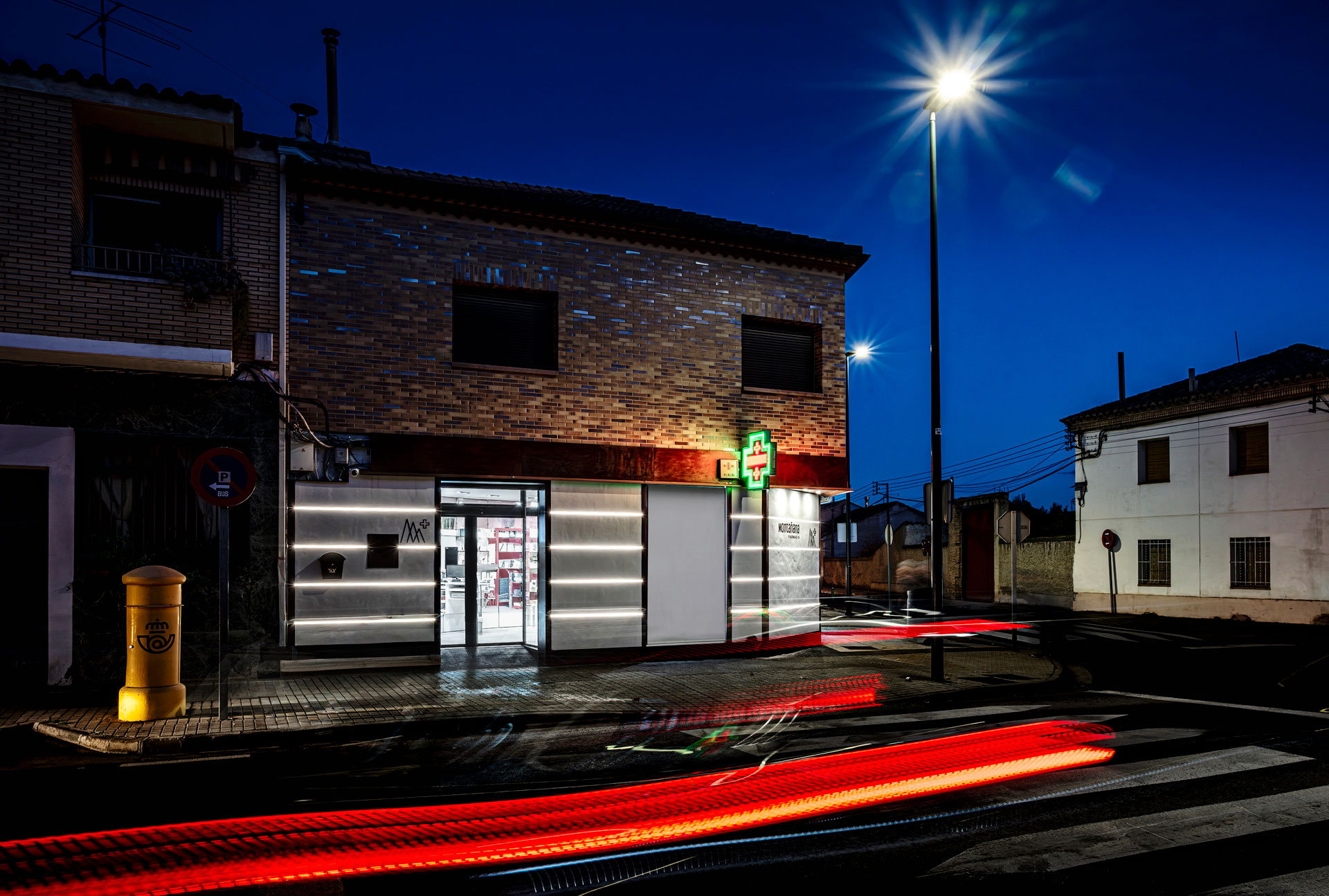 Farmacia Montañana by NEGRE+BOBO